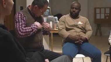 Depresyonda olan yaşlı bir adamın göğsüne boş isim etiketi yapıştırması ve destek grubu toplantısında diğer insanların ve psikologların önünde zihinsel sorunları hakkında konuşmaya başlaması.