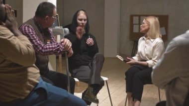 Depresyonlu genç bir kadının grup terapisi sırasında öfkeyle ve asice davranarak stüdyodan ayrıldığı orta boy bir fotoğraf.