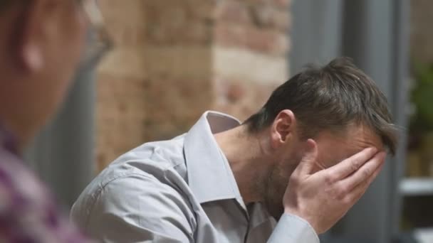 Nahaufnahme Eines Emotionalen Mannes Mit Depressionen Der Während Einer Psychologischen — Stockvideo