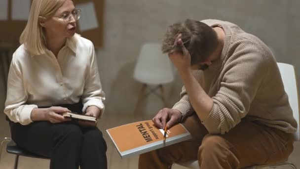 우울증에 감정적 남자를 지원하는 심리학자의 재활원에서 상담을 머리를 만지는 — 비디오