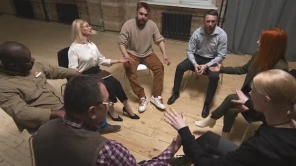 Psychologue Féminine Ayant Séance Thérapie Avec Groupe Personnes Assises Ensemble — Video