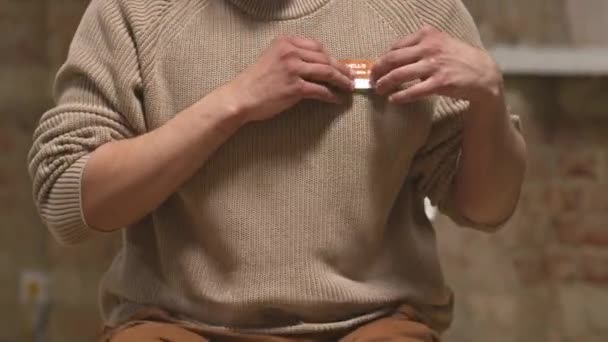스웨터에는 머리카락이 지저분 이름이 시간에 정신적 문제에 이야기하기 시작하는 수염을 — 비디오