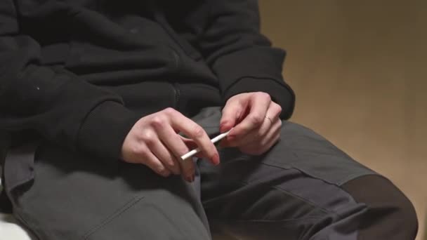 Colpo Sezione Centrale Donna Irriconoscibile Dipendente Dal Fumo Che Tiene — Video Stock