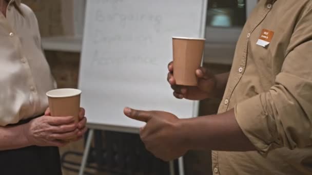 Foto Sección Media Dos Personas Multiétnicas Con Tazas Café Hablando — Vídeo de stock