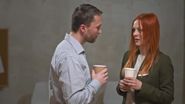 Medium Shot Van Man Vrouw Met Koffiekopjes Die Een Gesprek — Stockvideo