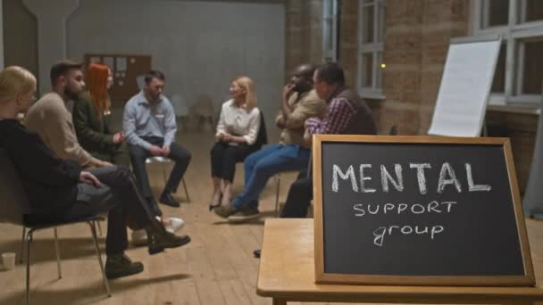 Chalkboard Com Mental Support Group Lettering Escrito Sobre Ele Diversas — Vídeo de Stock