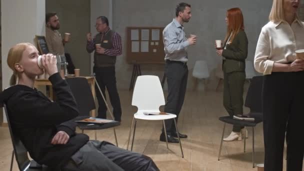 Pan Toma Hombres Mujeres Multiétnicos Charlando Tomando Café Durante Reunión — Vídeos de Stock