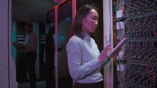 Slowmo Tracking Shot Female Asian Data Center Technician Using Tablet — Stock Video