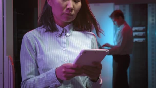 Luta Upp Porträtt Med Slowmo Kvinnliga Asiatiska Datacenter Arbetare Skriva — Stockvideo