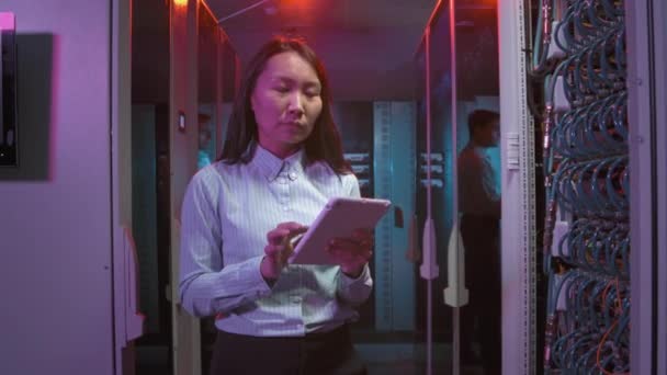 Sporing Portræt Skudt Kvindelige Asiatiske Datacenter Tekniker Skrive Tablet Serverrummet – Stock-video