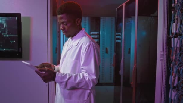 Veri Merkezinde Tablet Kullanarak Laboratuvar Önlüklü Afro Amerikan Mühendisinin Portresiyle — Stok video