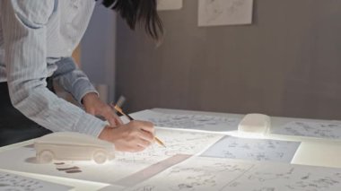 D Projesi 'nde çalışırken kadın Asyalı mühendisin taslak çizimiyle yavaş çekimde yaklaşın.