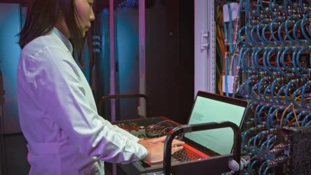 Incline Para Baixo Tiro Mulher Asiática Especialista Jaleco Digitando Laptop — Vídeo de Stock