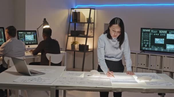 Tracking Shot Female Asian Engineer Standing Table Working Blueprints Office — Vídeo de stock