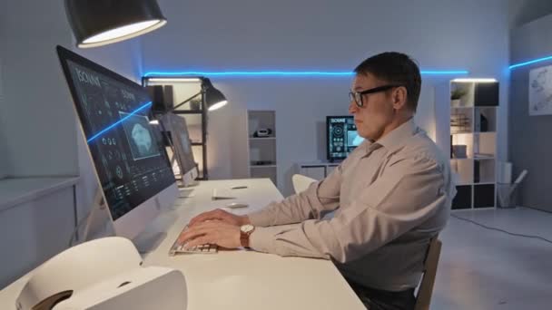 Tracking Shot Middle Aged Male Engineer Glasses Sitting Desk Office — Vídeos de Stock