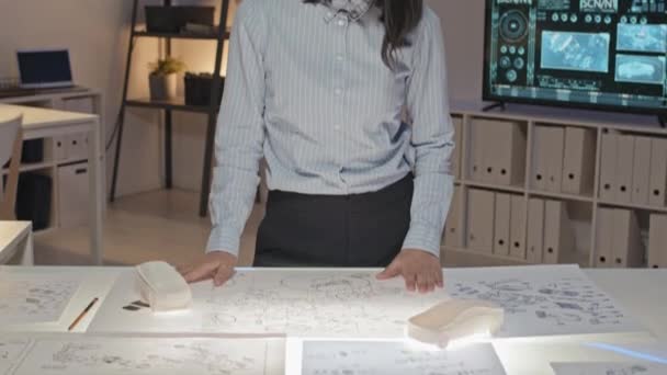 Portrait Avec Inclinaison Vers Haut Femme Ingénieur Asiatique Debout Devant — Video