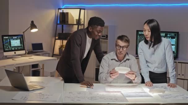 Tracking Portret Opname Van Diverse Team Van Ingenieurs Bespreken Geprinte — Stockvideo