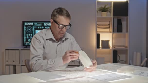 Suivi Ralentissement Ingénieur Âge Moyen Assis Table Lumineuse Bureau Inspection — Video