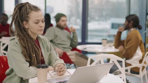Ofis Kafeteryasındaki Masada Oturan Kameraya Gülümseyen Genç Güzel Bir Kadının — Stok video