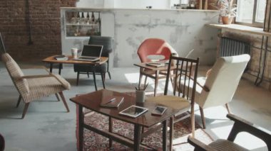 Mobilyaların, kahve fincanlarının, not defterlerinin ve çalışma masalarının üstündeki mobilyaların ve güneş ışığı altında sandalyelerin tasarımına bakan insanlar yok.