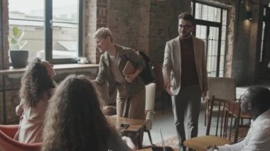 Modern çalışma alanındaki iş ortaklarıyla iş toplantısına gelen kendine güveni tam bir yavaşlama birbirini selamlıyor.