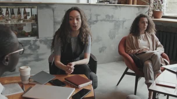 Одинокий Средний Словоблудие Молодых Успешных Деловых Женщин Обсуждающих Свои Планы — стоковое видео