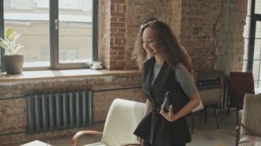 İş arkadaşlarıyla kurumsal toplantıya gelen ve yeni projeyi tartışmak için modern çatı katında daire çizen başarılı, çok ırklı genç iş çiftlerinin yavaşlığını takip ediyoruz.