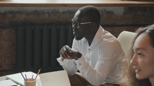 Side View Střední Zpomalení Mladého Pohledného Afroamerického Podnikatele Bílé Košili — Stock video