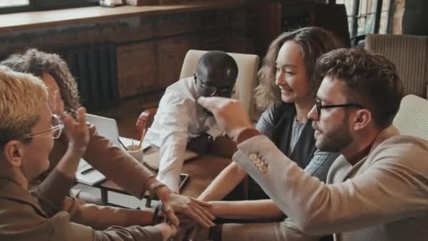 Medium Slowmo Van Vijf Jonge Succesvolle Zakenmannen Vrouwen Die Het — Stockvideo