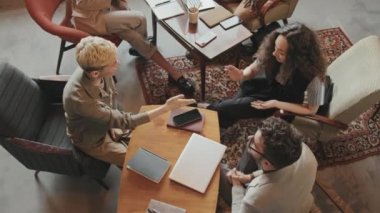 Erkek ve kadın iş ortaklarının modern çalışma ofisindeki çalışma masasında oturup başarılı bir anlaşmadan sonra el sıkışmalarının en büyük yavaşlığı.