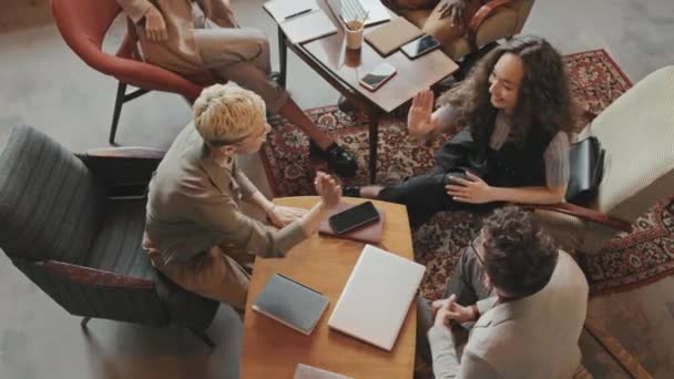 Lentitud Visión Superior Del Equipo Joven Entusiasta Que Trabajan Juntos — Vídeos de Stock