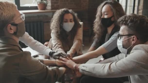 Lentidão Média Equipe Feliz Colegas Máscaras Faciais Com Mãos Juntas — Vídeo de Stock