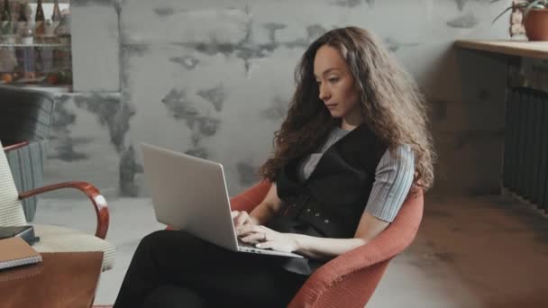 Çağdaş Çatı Katında Oturan Dizüstü Bilgisayarında Çalışan Uzun Kıvırcık Saçlı — Stok video