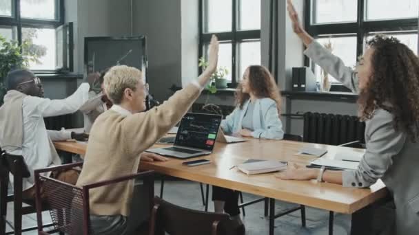 Lentitud Media Alegres Jóvenes Compañeros Trabajo Multiétnicos Sentados Mesa Conferencias — Vídeos de Stock