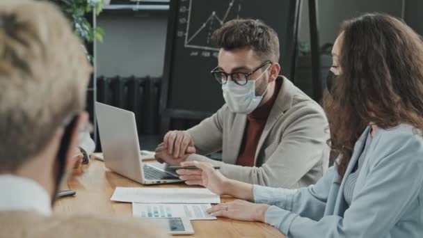 Över Axeln Medium Slowmo Säker Manlig Investerare Ansikte Masker Och — Stockvideo