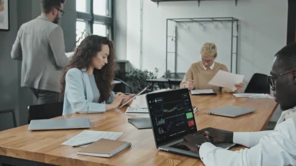 Zoom Rallentamento Medio Della Giovane Donna Affari Fiduciosa Utilizzando Tablet — Video Stock