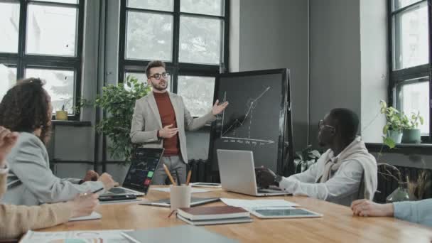 Zooma Slowmo Självsäker Ung Man Står Framför Kollegor Gör Företagspresentation — Stockvideo
