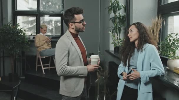 Közepes Lassúság Néhány Kolléga Áll Modern Coworking Irodában Beszélgetnek — Stock videók