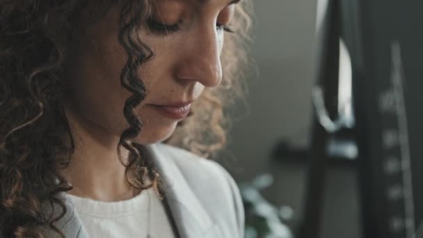 Ofiste Dijital Tablet Üzerinde Çalışan Uzun Kıvırcık Saçlı Ciddi Kadınının — Stok video