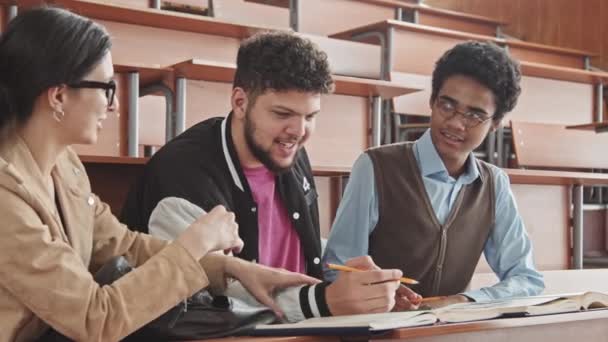 Lentitud Media Tres Jóvenes Universitarios Multiétnicos Estudiantes Secundaria Sentados Junto — Vídeo de stock