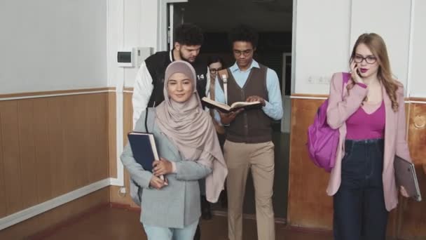 Medellångsam För Unga Multietniska Studenter Som Kommer Föreläsningssalen Eller Auditoriet — Stockvideo