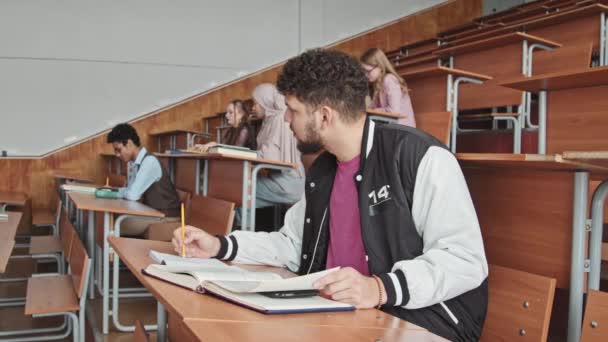 Lentitud Media Vista Lateral Joven Estudiante Sentado Junto Escritorio Auditorio — Vídeos de Stock