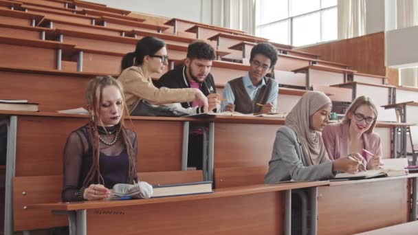 Střední Zpomalení Mladých Multietnických Studentů Řadách Sedících Dlouhých Dřevěných Stolů — Stock video