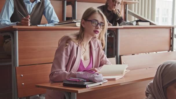 Lento Medio Hermosa Joven Estudiante Vestida Con Ropa Rosa Glamour — Vídeos de Stock