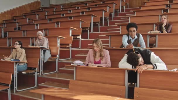 Lentitud Media Joven Estudiante Barbudo Chaqueta Bombardero Deportivo Apoyado Escritorio — Vídeos de Stock