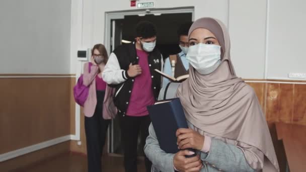 Średnie Spowolnienie Młodych Muzułmańskich Uczennic Hidżabie Masce Twarzy Wchodzących Sali — Wideo stockowe