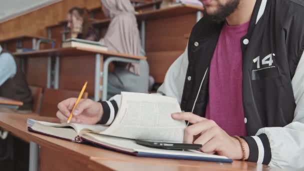 Nakloněné Médium Zpomalení Vousatého Vysokoškolského Studenta Sedí Stolem Přednáškovém Sále — Stock video