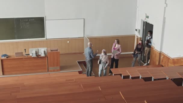 Langsamaufnahme Eines Zeitgenössischen Männlichen Professors Der Die Temperatur Seiner Studenten — Stockvideo