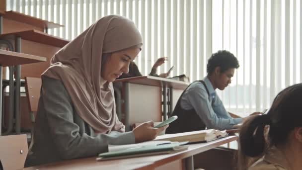 Média Lentidão Jovem Estudante Muçulmana Hijab Sentado Mesa Sala Aula — Vídeo de Stock