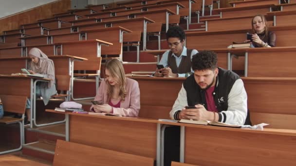 Lentitud Media Pequeño Grupo Jóvenes Universitarios Multiétnicos Estudiantes Secundaria Sentados — Vídeo de stock